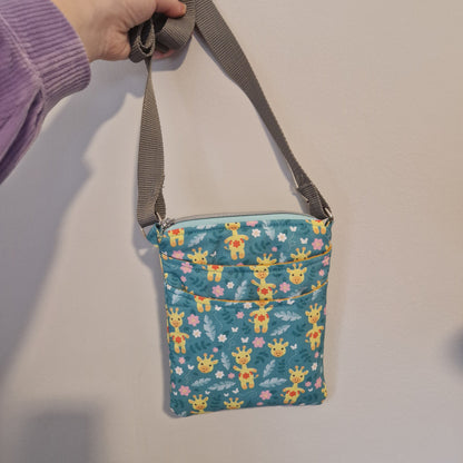 Giraffe small bag with two slip pockets and a zipper pocket